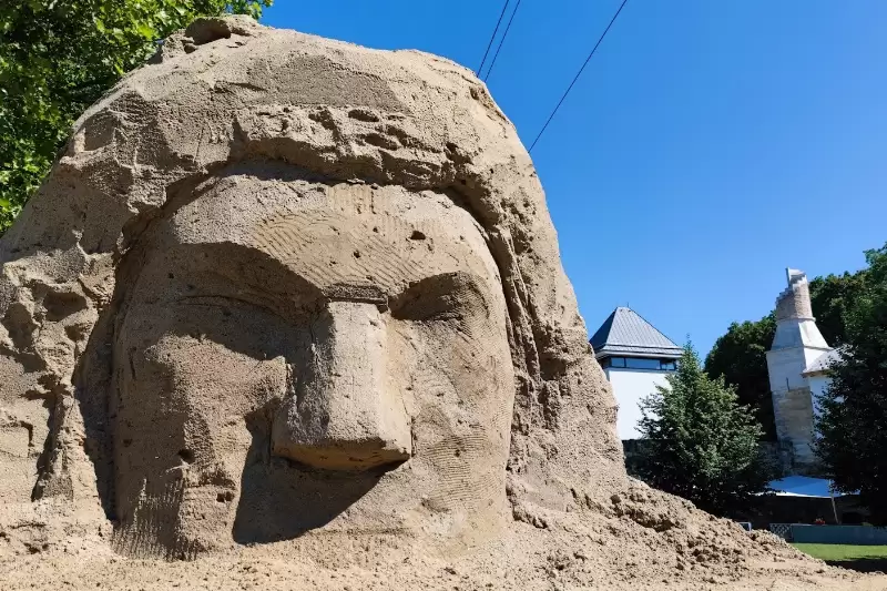 Mátyás király homokból készült arcképe emelkedik ki az Erzsébet parkban