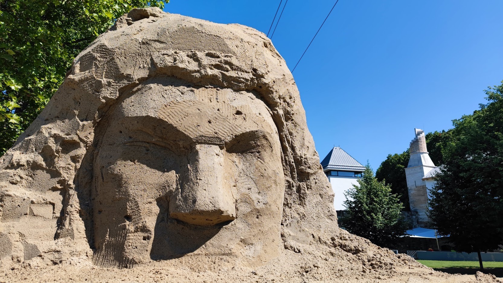 Mátyás király homokból készült arcképe emelkedik ki az Erzsébet parkban