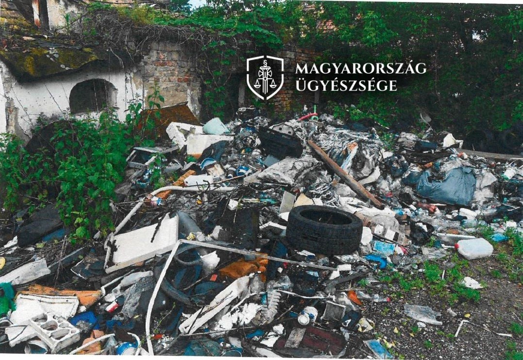 130 köbméter illegális hulladék két ingatlanon