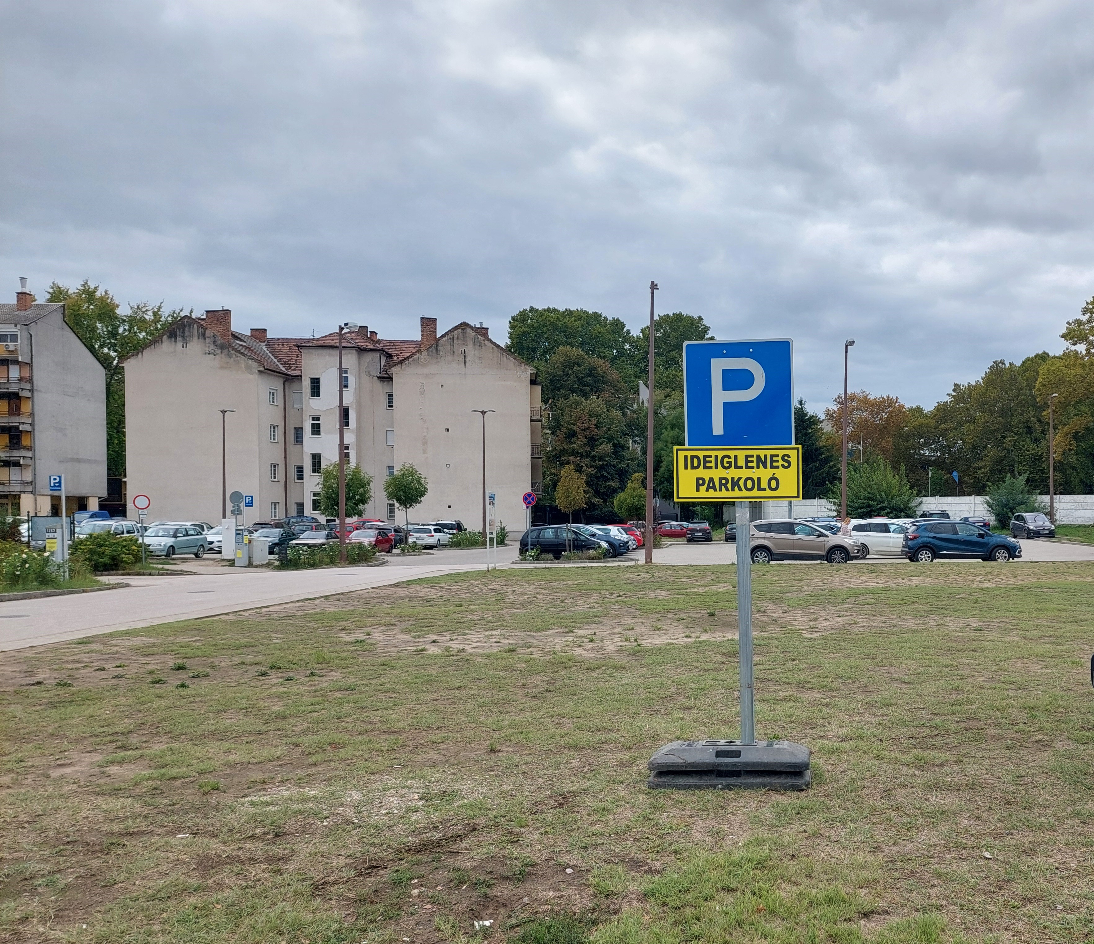 Árvíz miatt ideiglenes parkolási lehetőség az egykori Zöldház helyén