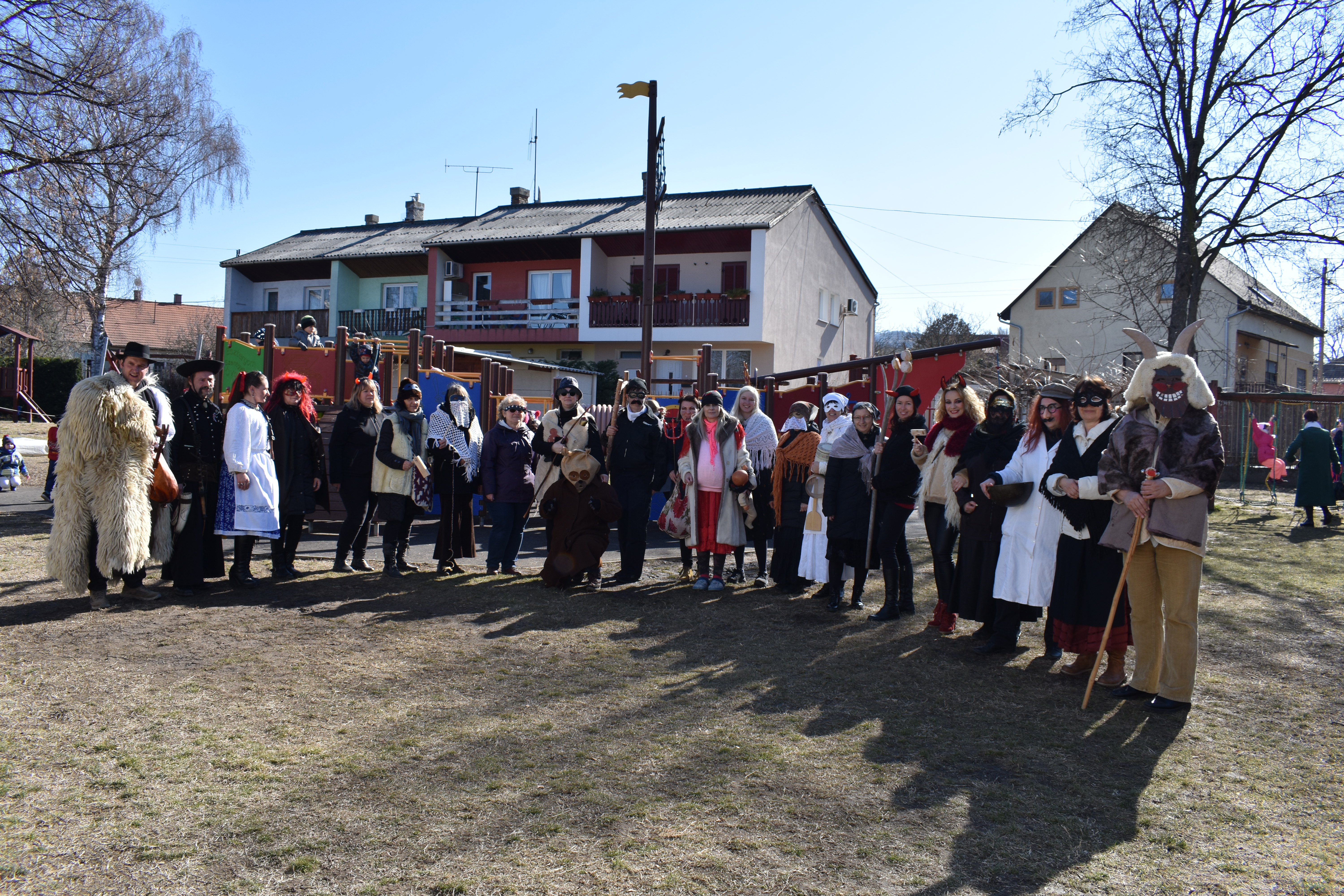 „Maskarások, bolondok, rázzátok a kolompot!”