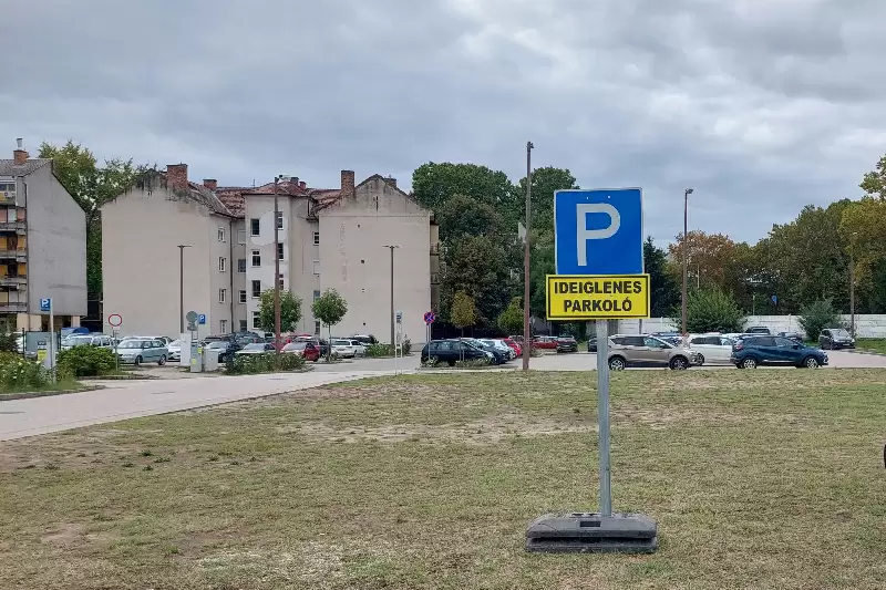 Árvíz miatt ideiglenes parkolási lehetőség az egykori Zöldház helyén